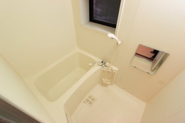 バス・シャワールーム　落ち着いた空間のお風呂です