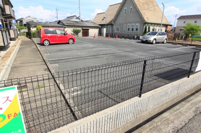 駐車場　駐車場があるので、車を買う予定の方も安心です