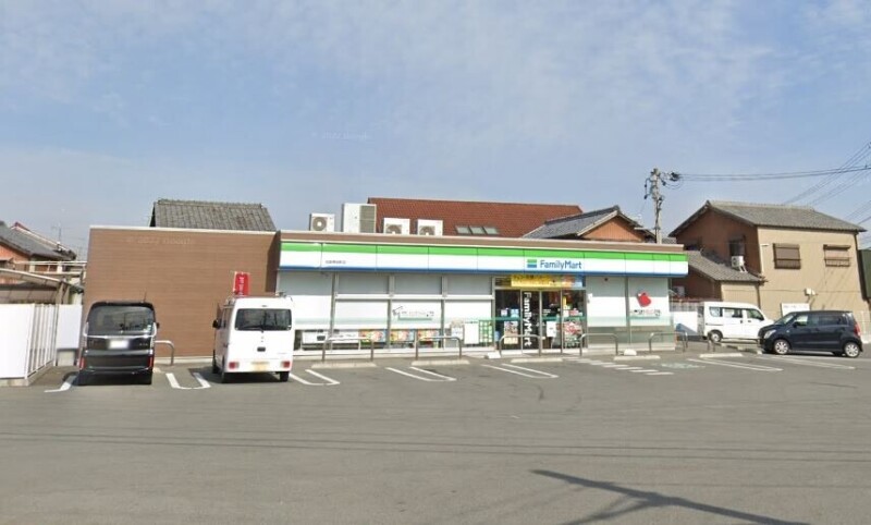 コンビニ　ファミリーマート松阪黒田町店（コンビニ）まで779m