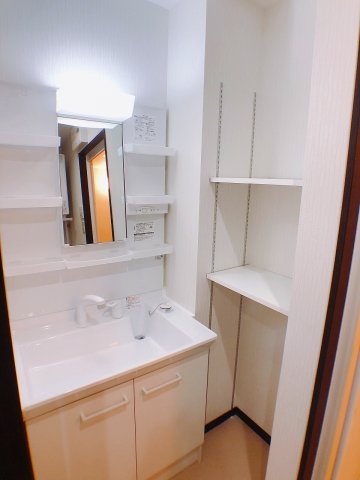 洗面設備　シャンプードレッサー付き洗面台