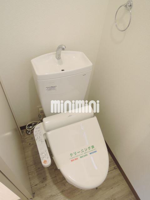 トイレ　温水洗浄便座です。