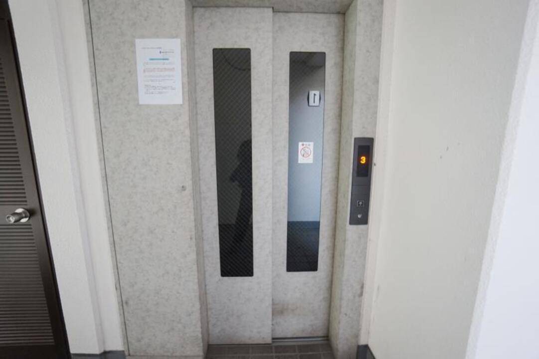 エントランス　エレベーター