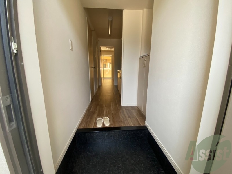 玄関　玄関からも陽の光が見えて、気持ちが良いですね。