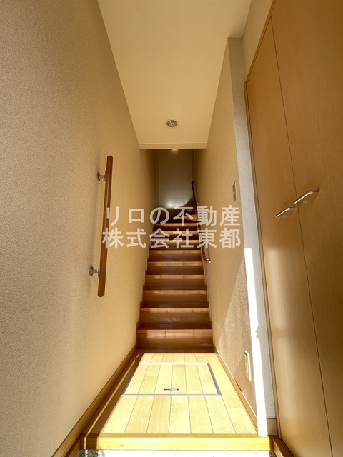 玄関　階段があるので玄関から直接お部屋を見られる心配がありません。