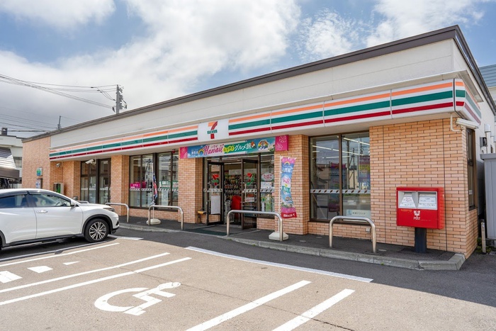 コンビニ　セブンイレブン（コンビニ）まで240m