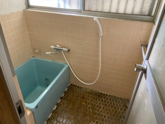 バス・シャワールーム　混合水洗と新品の給湯器で快適