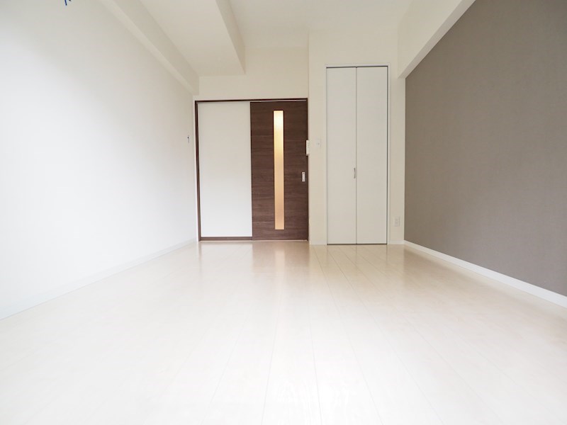 居室・リビング　7.7帖の洋室です。