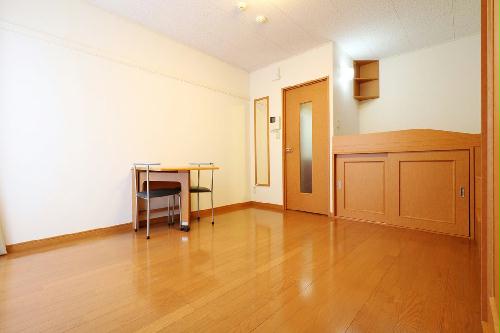 居室・リビング　ベッド下に収納スペースあり！荷物が多くても十分に収まります