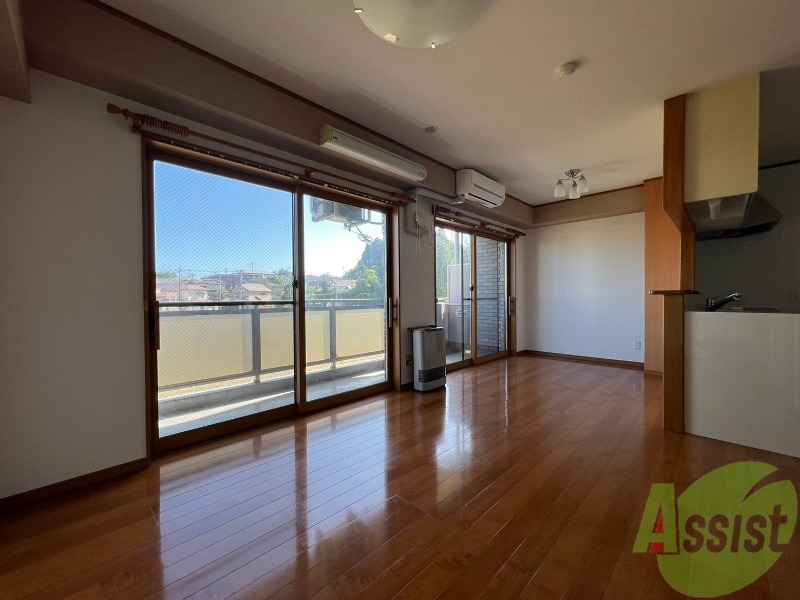 居室・リビング　陽当たりが良く、広々として過ごしやすそうです。