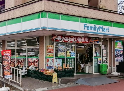 コンビニ　ファミリーマート サンズ美しが丘店（コンビニ）まで18m