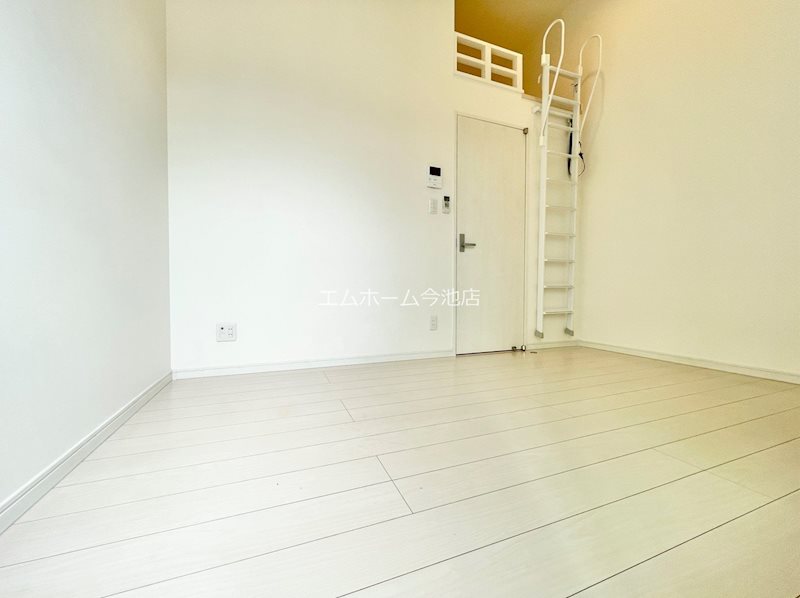 居室・リビング　洋室5.3帖　エアコン付　バルコニーに面しています