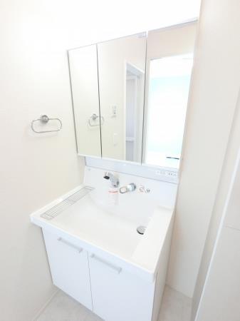 洗面設備　シャワーヘッド付きの三面鏡洗面台です