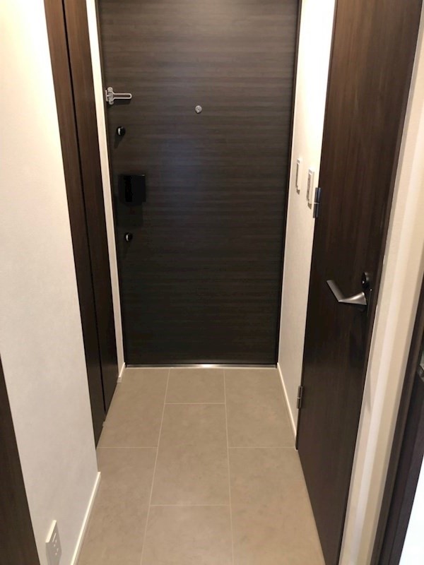 玄関　※反転タイプの写真を使用しています。