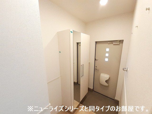 玄関　写真は同タイプの完成物件のものです。