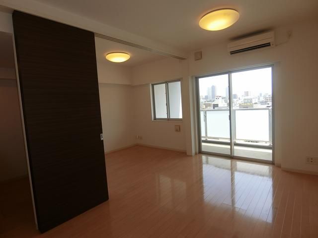 バルコニー　暖かな日差しのふりそそぐバルコニー