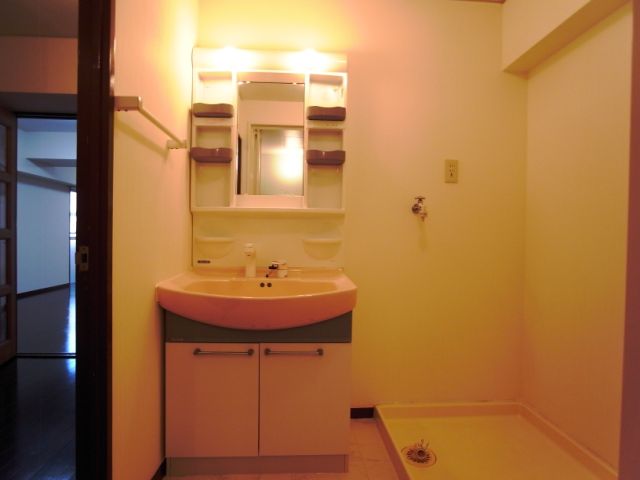 洗面設備　収納がある独立洗面台です。