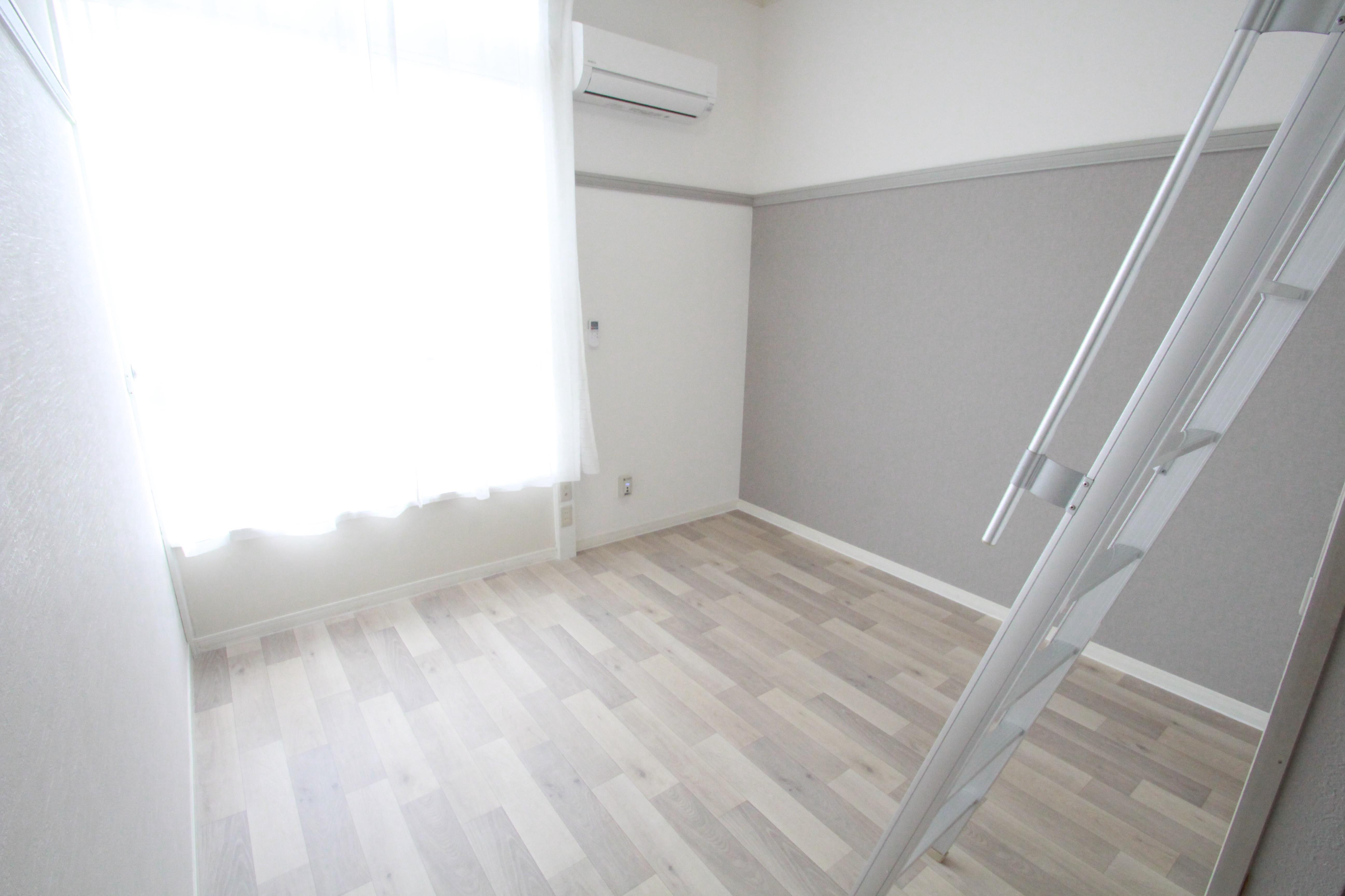 居室・リビング　5帖の洋室です。