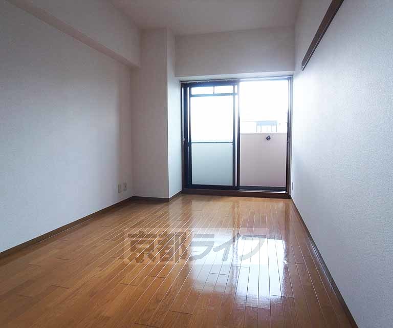 居室・リビング　綺麗に改装された室内です。