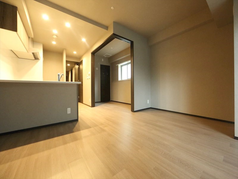 居室・リビング　ＬＤＫ13.5帖　カウンターキッチン　バルコニー