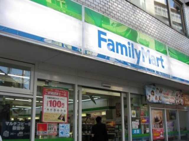 コンビニ　ファミリーマート大久保駅前店（コンビニ）まで579m