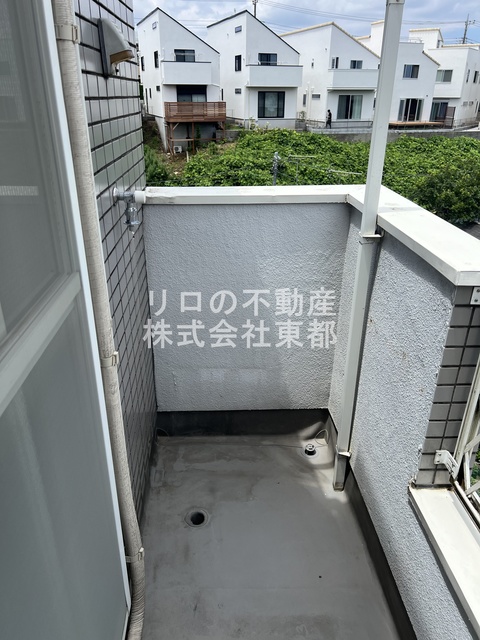 その他　洗濯機置場が室外にあるのでお部屋を広々お使いいただけます。