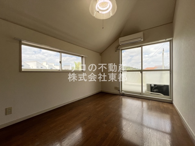 居室・リビング　２面採光なので、明るく風通しのよい過ごしやすいお部屋です♪