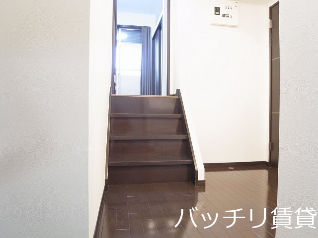 玄関　同型タイプの為、現状を優先いたします。