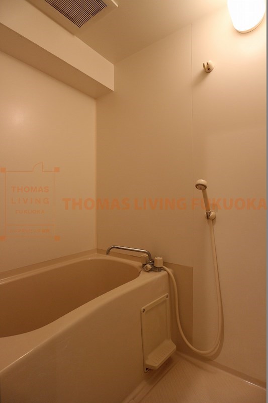 バス・シャワールーム　単身用物件では比較的広めの浴槽です。