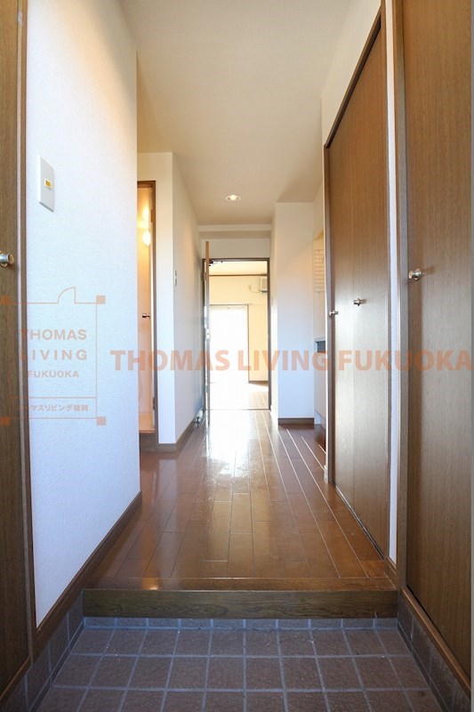 玄関　来客の際プライベート空間を隠せる扉付き。