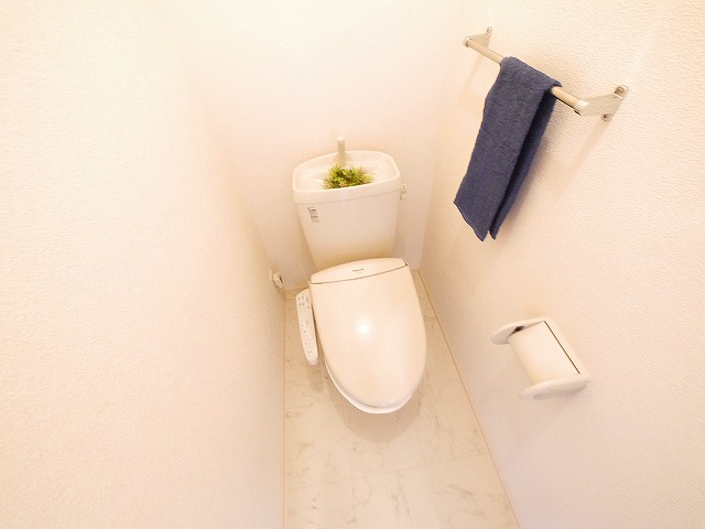 トイレ　落ち着いた色調のトイレです