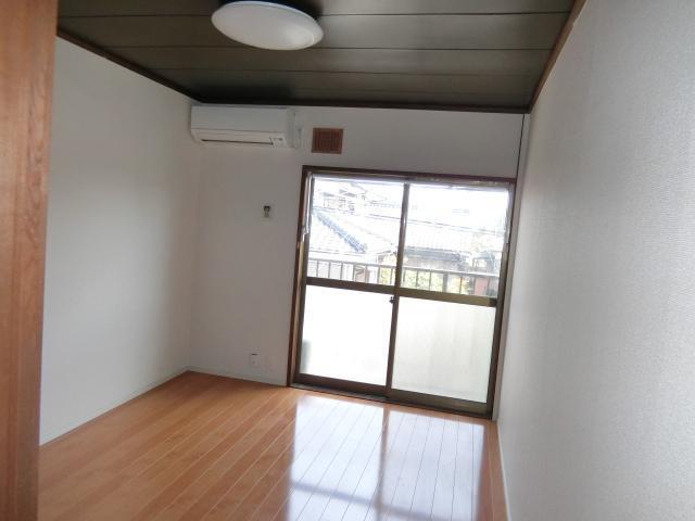 トイレ　照明、エアコン付き、リフォーム済みで奇麗です。