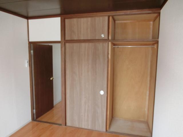 洗面設備　収納はパイプハンガー付きと押入れ部分に分かれてます。