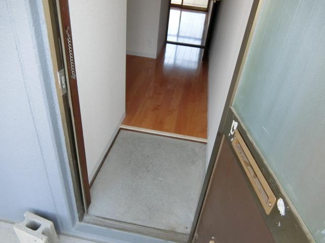 玄関　リフォームして明るい床になりました。