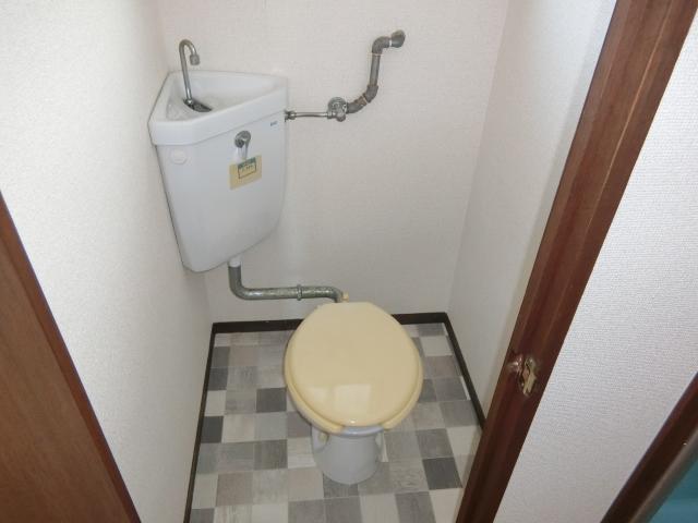 居室・リビング　トイレには小窓があり明るいです。