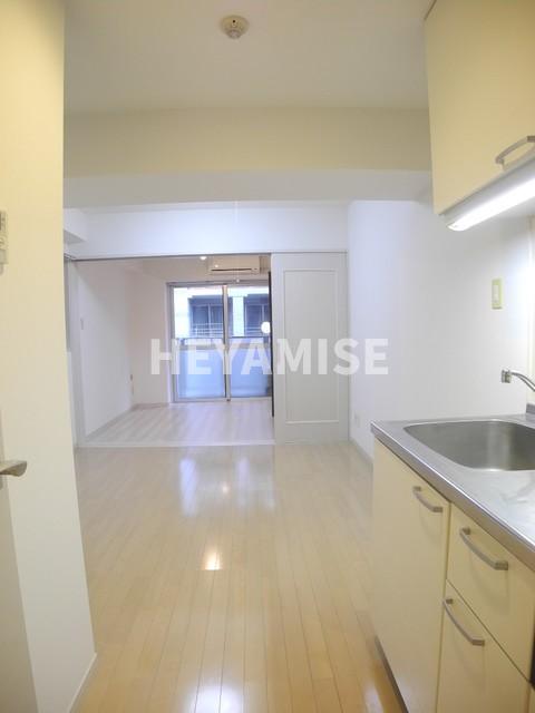 居室・リビング　同物件の反転タイプ写真です。