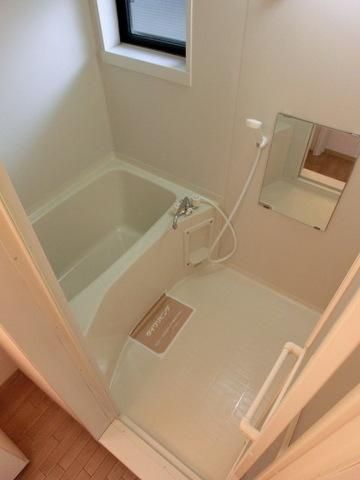 バス・シャワールーム　窓付きバスルーム