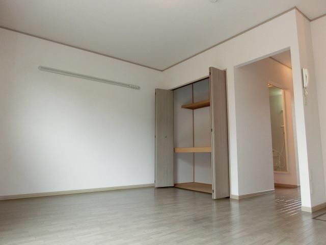 居室・リビング　バルコニー側から見た洋室