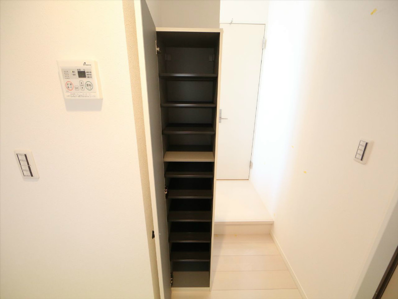 玄関　玄関　シューズボックス付（収納充実してます）