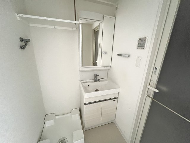 洗面設備　明るい洗面所です