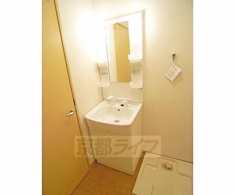 洗面設備　独立洗面でお化粧もしっかり出来ます。