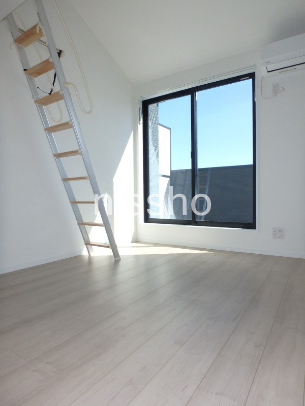 居室・リビング　白基調の明るい洋室!