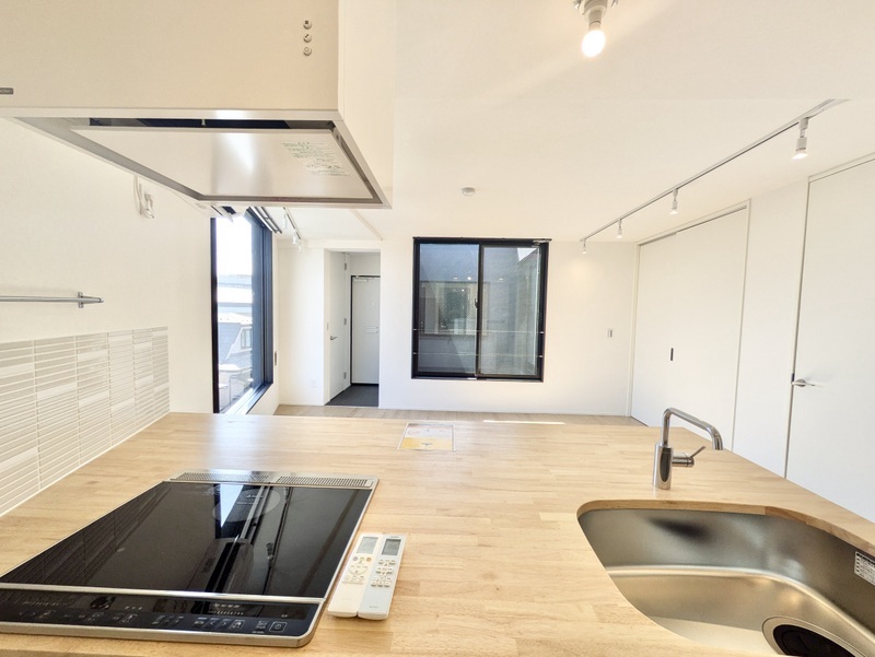 キッチン　リビングを見渡せるキッチン　※４０５室の写真です