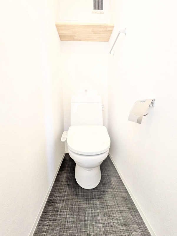 トイレ　白基調で清潔感のある空間