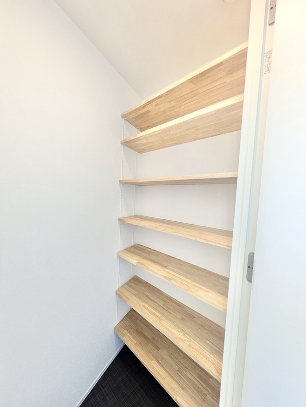 収納　生活感を抑えた収納スペース付き