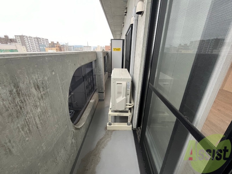 バルコニー　バルコニー。洗濯物がはかどりそうな広さがありますよ。