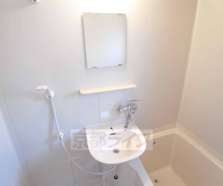 洗面設備　鏡だけでなく物を置ける棚も付いてます