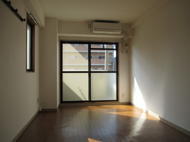 居室・リビング　明るい洋室です