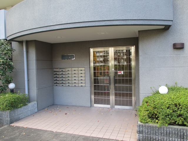 エントランス　落ちついた外観にマッチしたエントランスです