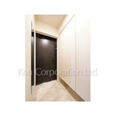 玄関　同タイプ11階のお部屋を撮影。仕様が異なることがあります。