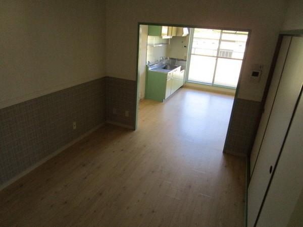 居室・リビング　同物件別室